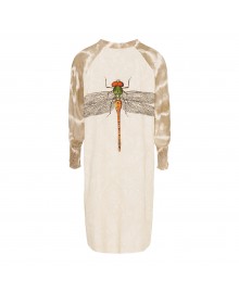 MARTA Camel Dragonfly Dress - Sandfarvet printet kjole med en guldsmed i bag 5378