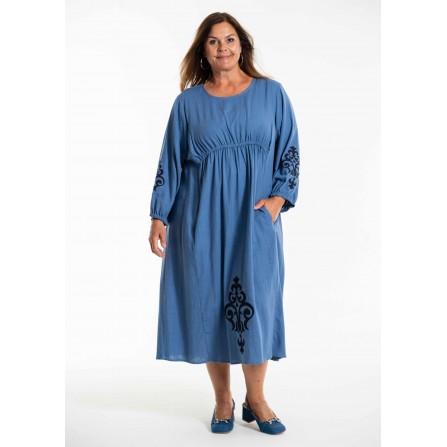 Gozzip GBodil Dress - Blå kjole med broderi G242016 Dusty blue with Navy