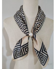 Tim&Simonsen Aliki Scarf w. Magnetic Pearl - Creme/Sort printet tørklæde TSJ100 Aw1